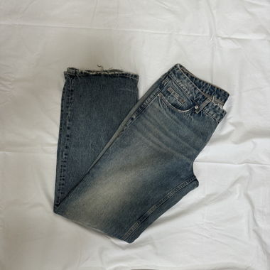 Jeans in denim blu sbiadito con tasche posteriori a toppa e tasche anteriori classiche.