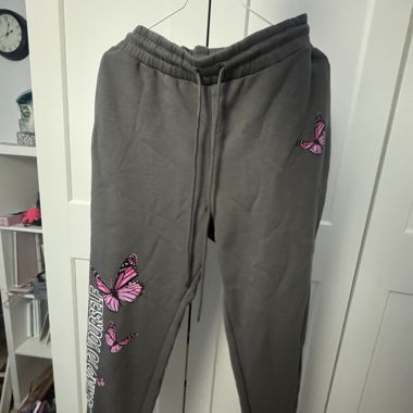 Pantalon de jogging gris avec des papillons