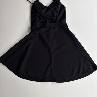 Robe noire à fines bretelles