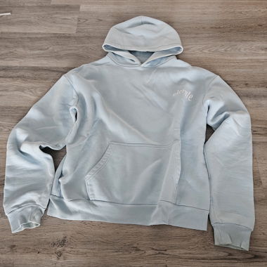 Hellblauer Kapuzenpullover