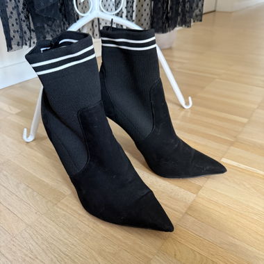 Schwarze Stiefeletten mit Absatz
