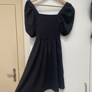 Robe d’été noire avec manches bouffantes