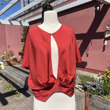 Haut en satin rouge avec découpes
