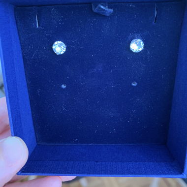 À vendre une paire de boucles d’oreilles Swarovski