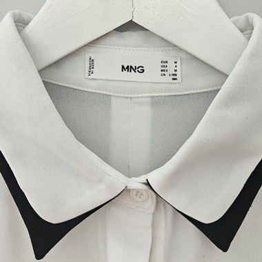 Weisse Bluse mit Kontrastkragen