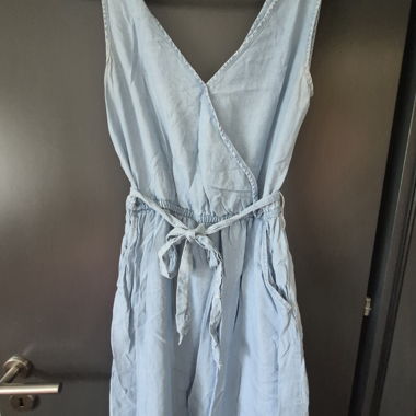 Hellblaunes ärmelloses Kleid
