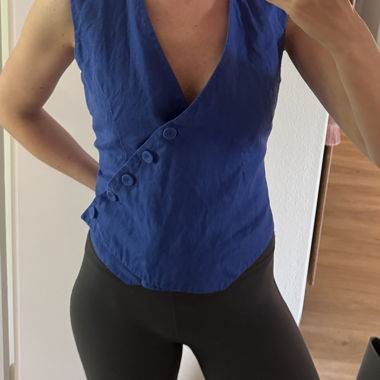 Haut bleu sans manches
