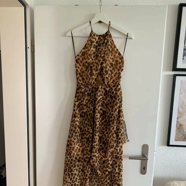 Fliessendes Neckholder Kleid mit Leoprint