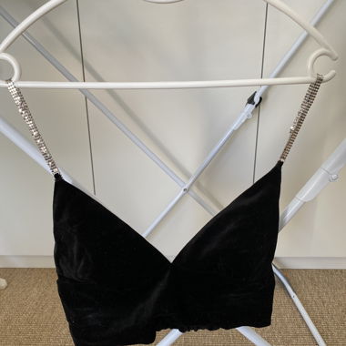 Top corto nero con strass