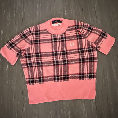 Kurzarm-Pullover und rosafarbener Cardigan mit Karomuster