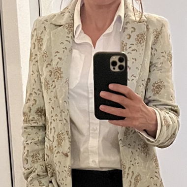 Veste magnifique avec dessins en or 