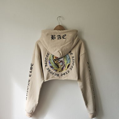Sweat à capuche court graphique beige