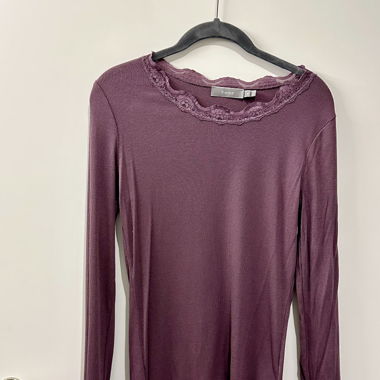 Leichtes Shirt mit Spitzen