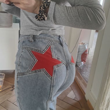Jeans cool avec patches étoiles rouges