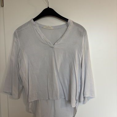 Blusa blu-bianco a righe sottili