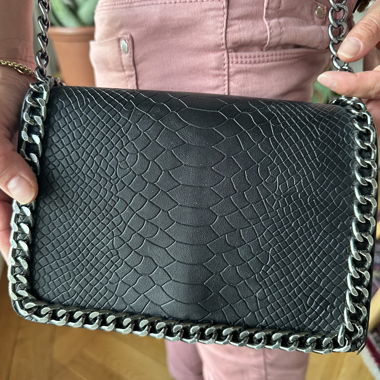Schwarze Umhängetasche mit Kette