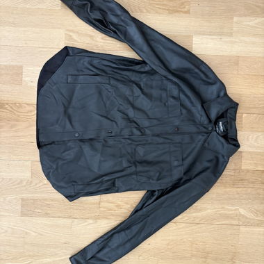 Schwarze Kunstlederjacke