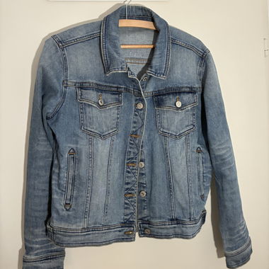 Giacca in denim azzurro con ricamo sul retro