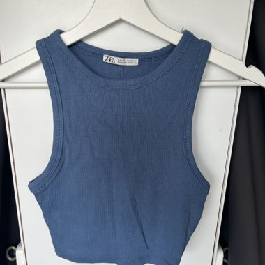 Top corto cropped blu di Zara
