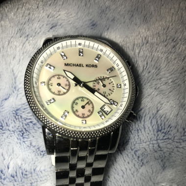 Michael Kors Armbanduhr mit Datumsanziege, Perlmut