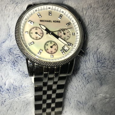 Michael Kors Armbanduhr mit Datumsanziege, Perlmut