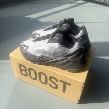 Adidas Yeezy 700 MNVN grey/black