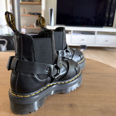 Dr Martens. Schwarze Harness- und Platform-Boots