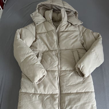 beiger, langer Wintermantel