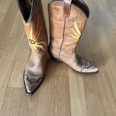 Heeled leather boots with embroidery
