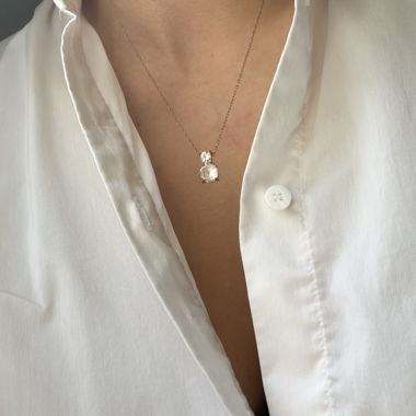 Collier doré avec pendentif en pierre