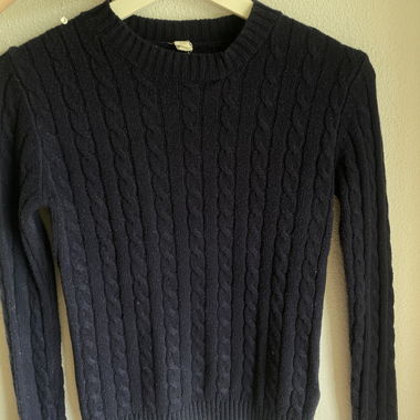 Dunkler Zopfmuster-Pullover
