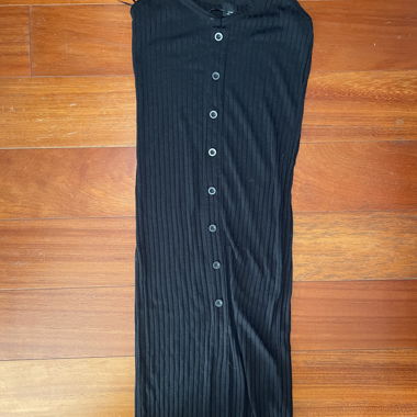 Langer schwarzer Knopfkleid