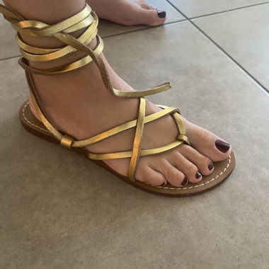 Goldene flache Sandalen