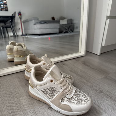 Beige/weiße Sneakers