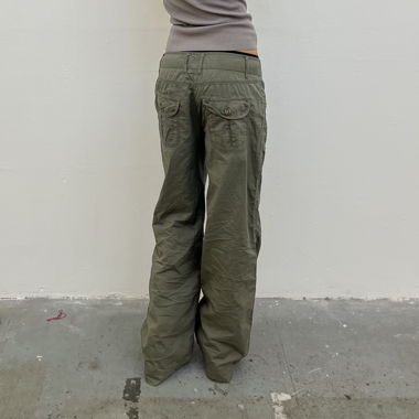 Olivefarbene Cargohose mit weitem Bein