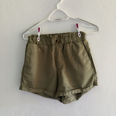 Kaki-grüne Shorts von Pull&Bear