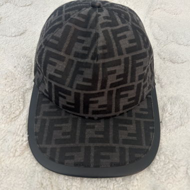 Fendi Kappe mit schwarzem Monogramm