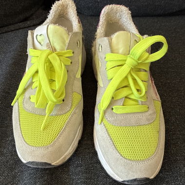 Neon Sneaker in Beige
