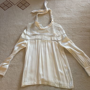 Weisse Satin-Bluse mit Spitze