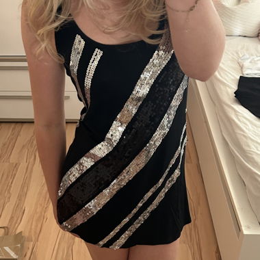 Robe à paillettes noire et argent