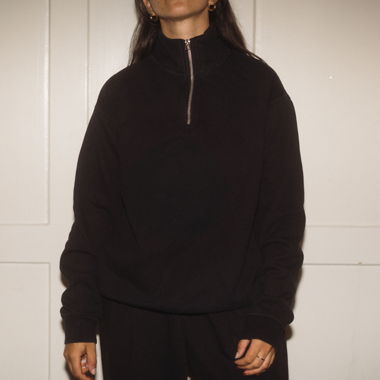 Pull noir avec fermeture éclair