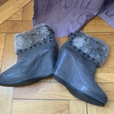 Stivaletti grigi con bordo in pelliccia e borchie