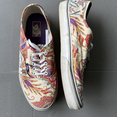 Paisley-Vans mit farbenfrohem Muster