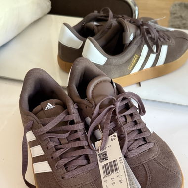 Basket adidas neuve taille 42