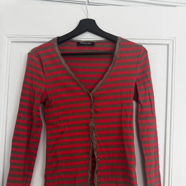 Pullover mit knöpfchen