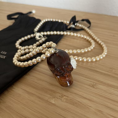 Collier perles et crâne