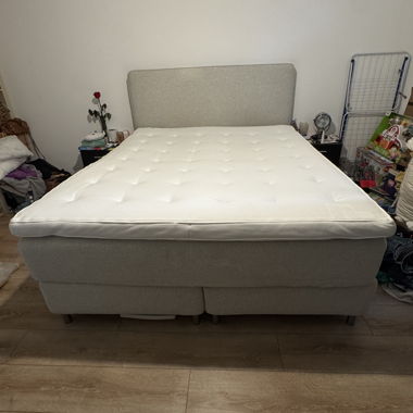 Letto boxspring matrimoniale con testiera