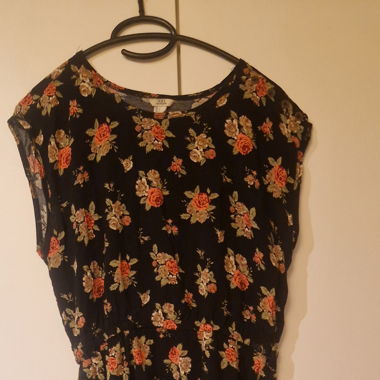 kurzes Kleid mit Rosen-Print