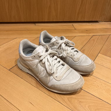 Sneakers Nike bianche e beige