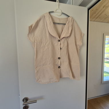 Blouse courte beige à manches courtes et col